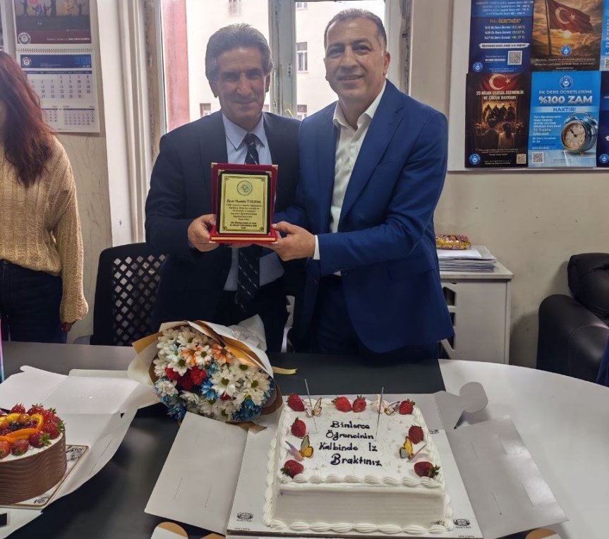 Ağrı'da emekli olan Tarih Öğretmeni Mustafa Tokmak'a plaket takdim edilmesi