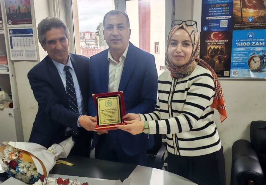 Öğretmen Nurgül Gelturan Kız Mesleki ve Teknik Anadolu Lisesi'nde Mustafa Tokmak'a plaket verilmesi