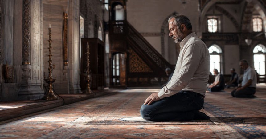 Rüyada camide namaz kılmayı temsil eden cami içinde namaz kılan kişi