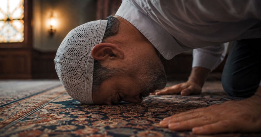 rüyada mescitte namaz kılan ve secde eden orta yaşlı insan