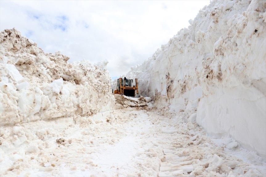 Taşlıçay Balık Gölü yolunda metrelerce kar arasında çalışan dozer