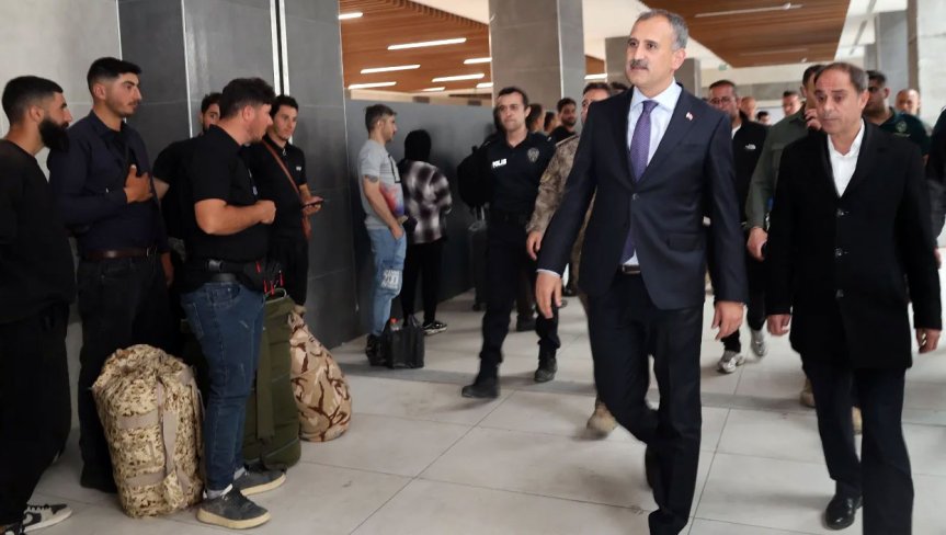 Ağrı Valisi Önder Bozkurt, Gürbulak Gümrük Bölge Müdürlüğü hizmet binasında personel ve vatandaşlarla görüştü
