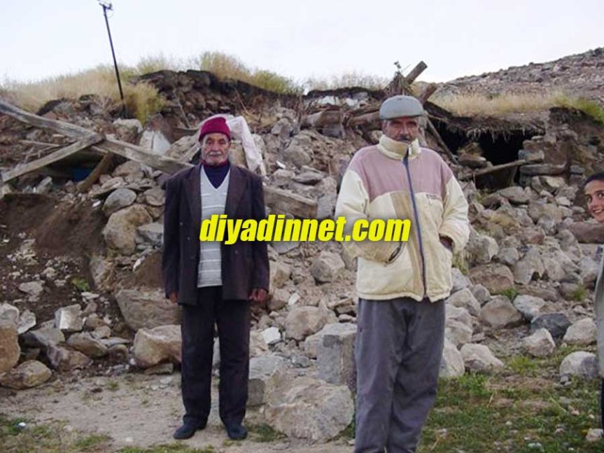 2004 Doğubayazıt depremi sonrası köyde yıkılan evlerin önünde duran kişiler
