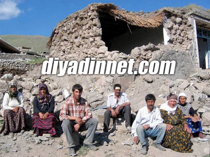 2004 Doğubayazıt depreminde yıkılan taş evin önünde bekleyen köylüler