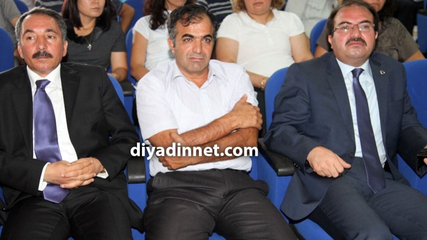 Prof. Dr. Abdulhalik Karabulut ile Prof. Dr. İrfan Aslan, Ağrı İbrahim Çeçen Üniversitesi rektörlük seçiminde salonda oturuyor