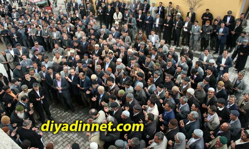 Şeyh Abdulvahap Küfrevi'nin cenaze töreninde binlerce kişi Patnos'ta bir araya geldi.