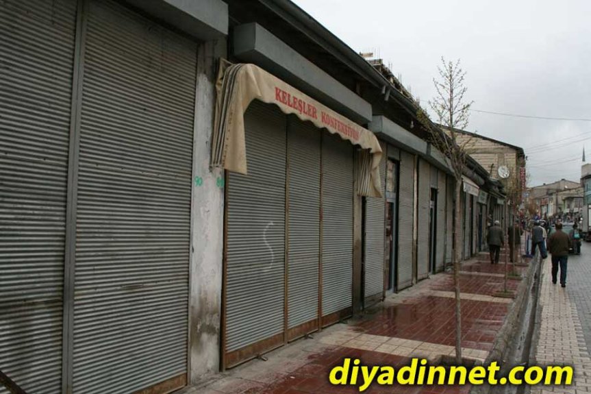 Patnos'ta bazı esnaflar, Şeyh Abdulvahap Küfrevi'nin vefatı nedeniyle kepenk kapattı.