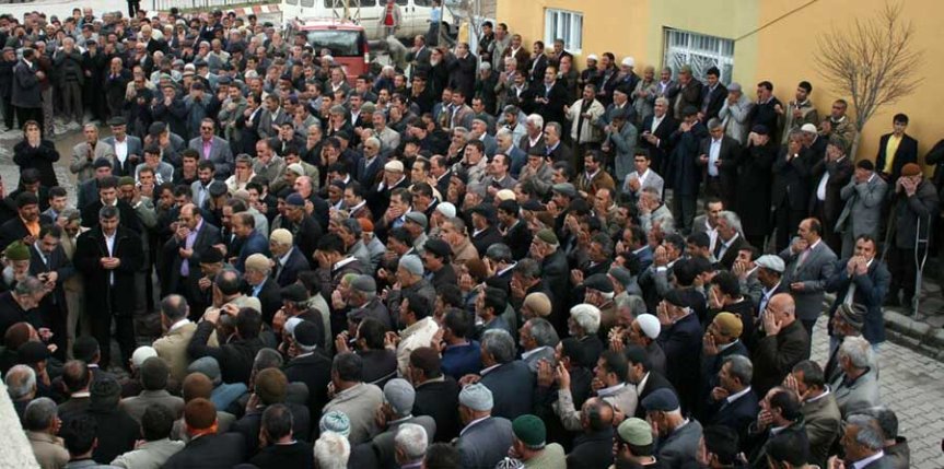 Patnos, Malazgirt ve çevre yerleşimlerden gelen binlerce kişi cenaze törenine katıldı.