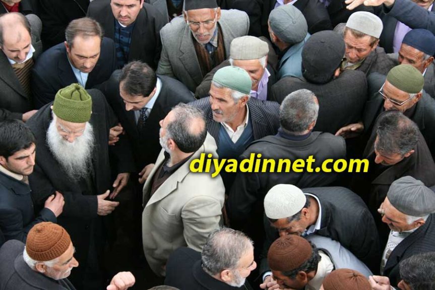 Cenaze töreninde vatandaşlar, Şeyh Abdulvahap Küfrevi'ye son görevini yerine getirdi.