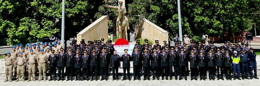 Ağrı'da Jandarma Teşkilatı'nın 187. yılı töreninde personel Abide Meydanı'nda bir araya geldi