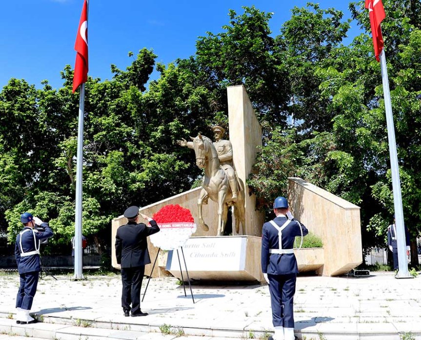 Ağrı İl Jandarma Komutanı, 187. yıl töreninde Atatürk Anıtı'na çelenk sundu