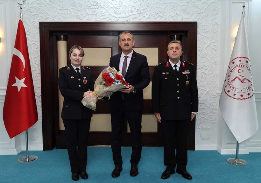 Ağrı Valisi Önder Bozkurt, Jandarma Teşkilatı'nın 187. yılında çiçek kabul etti