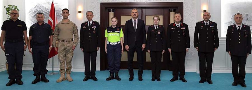 Ağrı Valisi Önder Bozkurt, jandarma personeliyle makamında hatıra fotoğrafı çektirdi