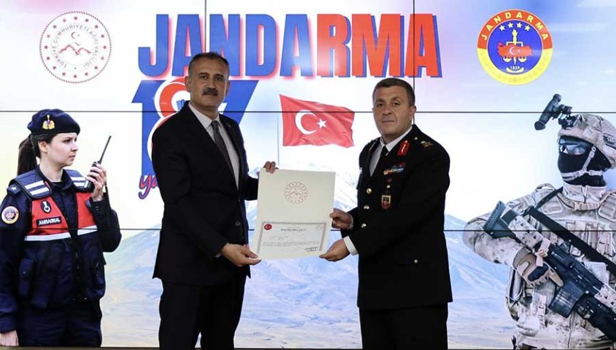 Ağrı'da Jandarma Teşkilatı'nın 187. yılında Fatih Cemal Kiper'e başarı belgesi takdim etti