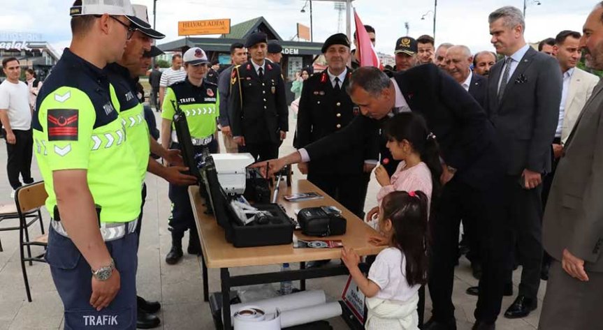 Ağrı Millet Bahçesi'nde jandarma tanıtım standı vatandaşların ziyaretine açıldı
