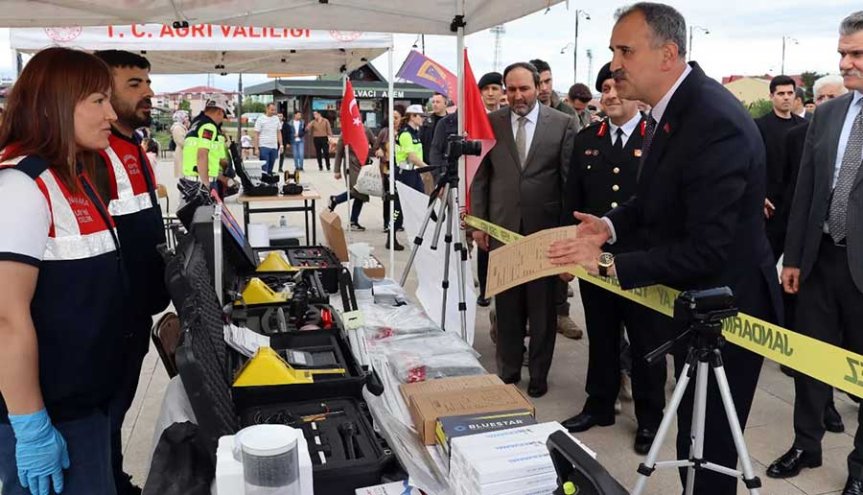 Ağrı Valisi Önder Bozkurt, jandarma tanıtım standında ekipmanları inceledi