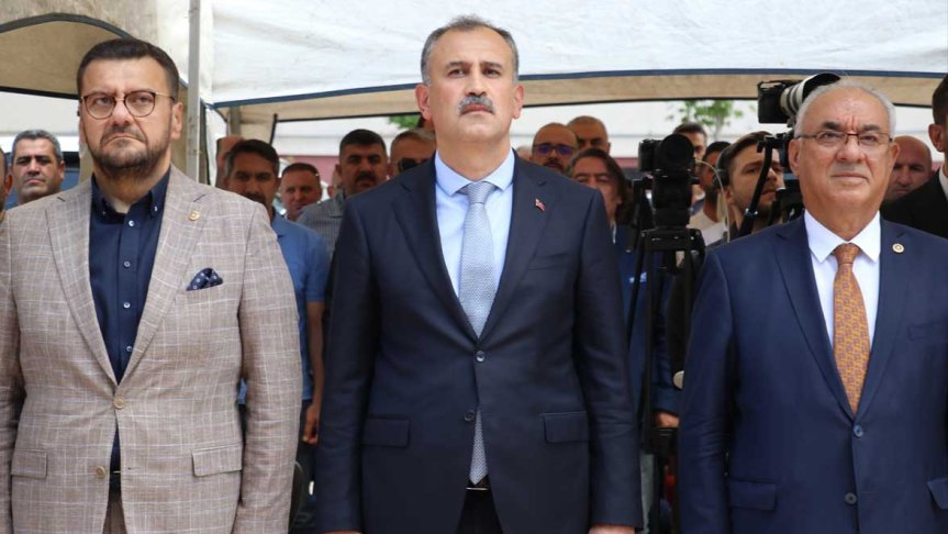 Ağrı'da 14 okul kütüphanesinin açılışı için düzenlenen programa protokol üyeleri ve vatandaşlar katıldı.