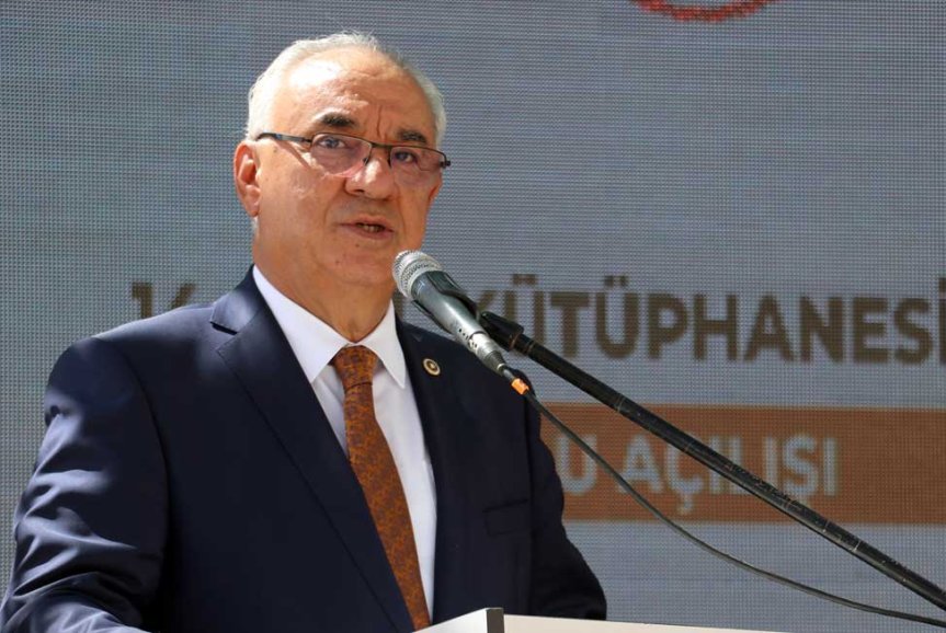 Törende yapılan konuşmalarda kütüphanelerin öğrencilerin bilgiye erişimine katkısı öne çıktı.