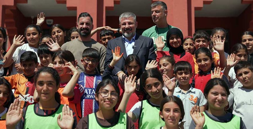 Kütüphane açılışı sonrası öğrenciler, programa katılan konuklarla okul bahçesinde bir araya geldi.