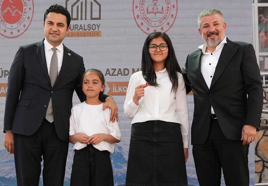 Açılış programında öğrenciler, kütüphane projesine destek veren konuklarla hatıra fotoğrafı çektirdi.