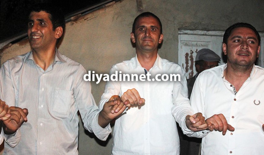 Ağrı'da basın mensupları Recep Çirik, Ahmet Genç ve Baran Yenigün düğünde halay çekerken