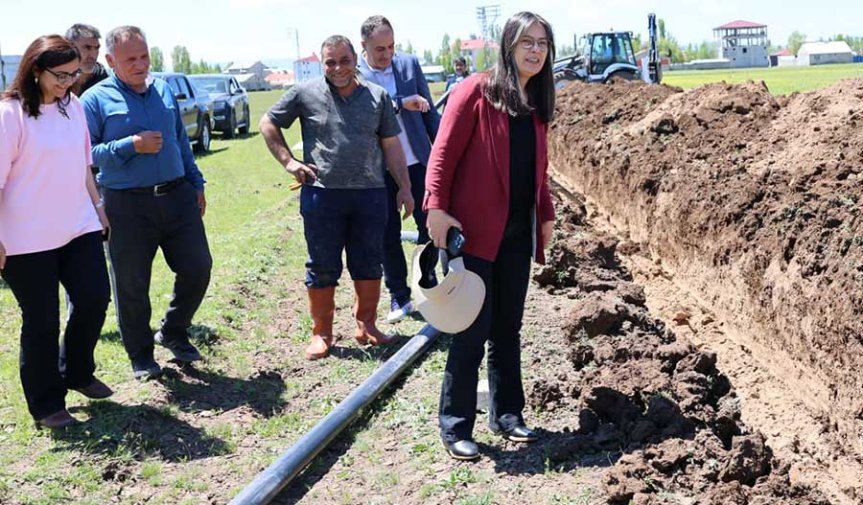 Ağrı Belediyesi ekipleri Kazım Karabekir Mahallesi'ndeki su hattı çalışmasını inceliyor