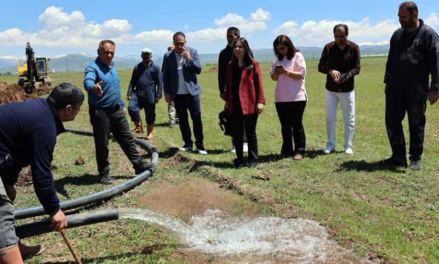 Ağrı Belediyesi Su ve Kanalizasyon ekipleri yeni içme suyu hattını sahada kontrol ediyor