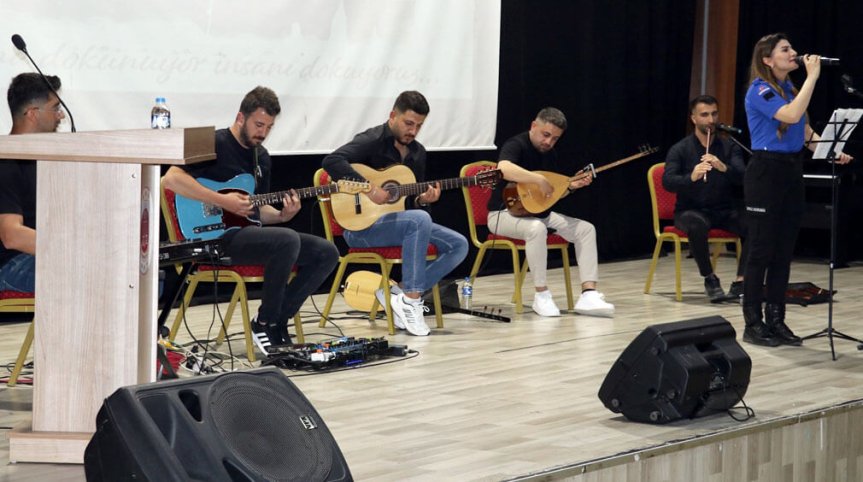 Ağrı Ceza İnfaz Personeli Günü etkinliğinde adliye personeli müzik dinletisi sundu