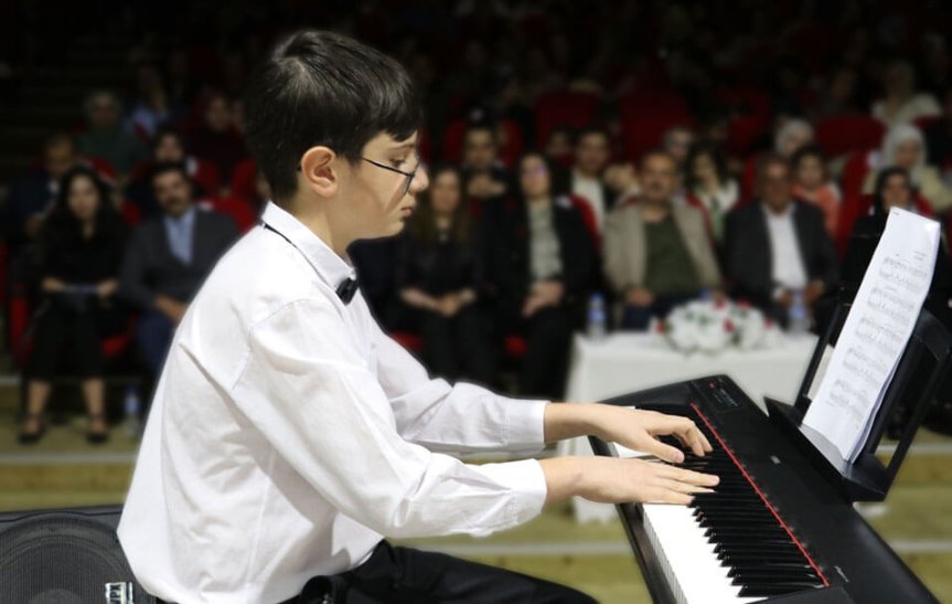 Ağrı'da Ceza İnfaz Personeli Günü programında çocuk piyano dinletisi gerçekleştirdi