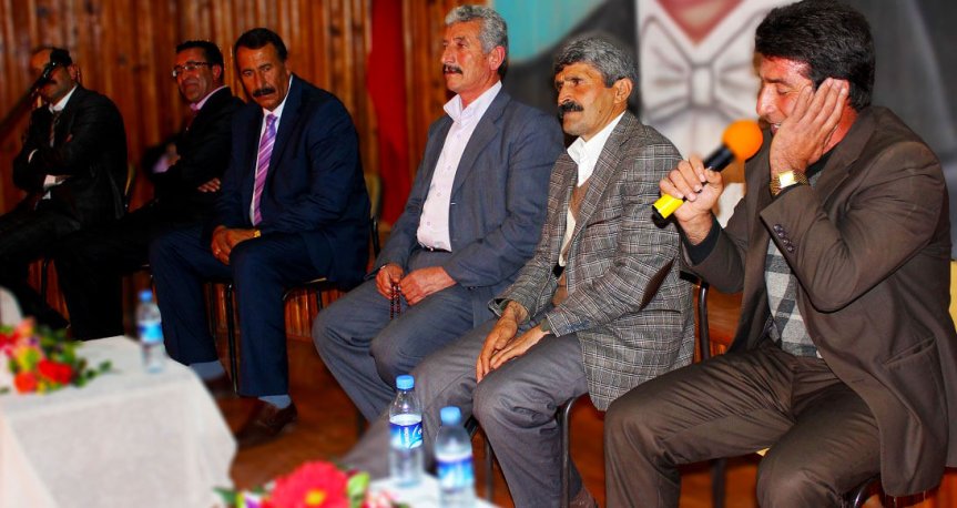 Ağrı dengbejleri Kurtuluş Şöleni programında Kürtçe ezgiler seslendirdi
