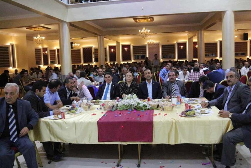 Ağrı'daki düğün salonunda davetlilerin yer aldığı yemek ve tören masası