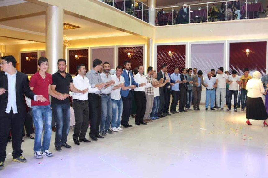 Ağrı'daki düğün töreninde davetlilerin salonda uzun halay çektiği renkli an