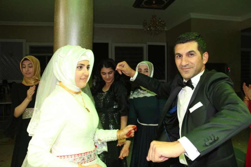 Ağrı'daki düğünde Zeynep Karasungur ve Ercan Taşır'ın dans ettiği özel an