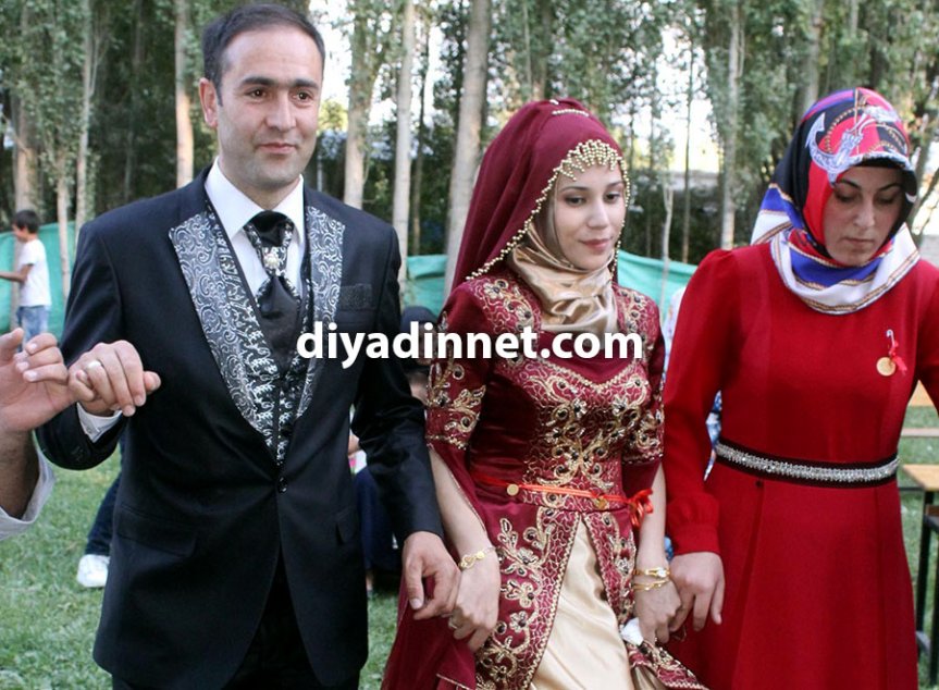 Ağrı'daki düğünde gelin, damat ve yöresel kıyafetli davetliler