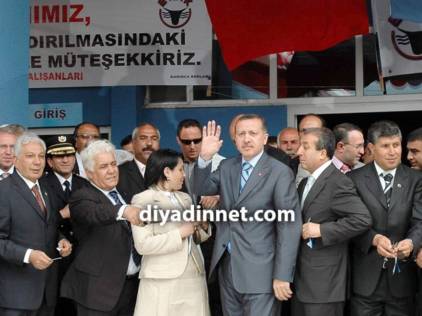 Ağrı EBK açılışında dönemin başbakanı Recep Tayyip Erdoğan tören alanında vatandaşları selamlıyor görüntülerde sabhi durmuşlar, Diyadinli Tahsin Polat, naci aslan yaşar eryılmaz fatma salman