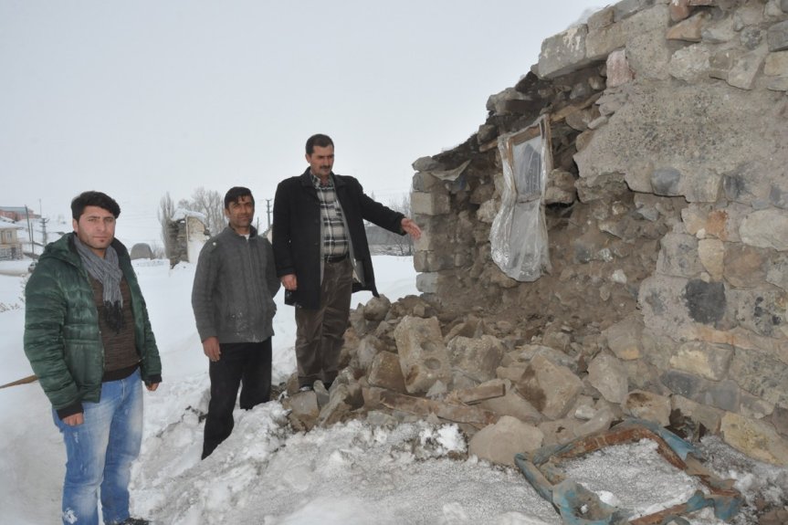 Çatalpınar köyünde 4,5 büyüklüğündeki deprem sonrası hasarlı ahırı inceleyen köylüler