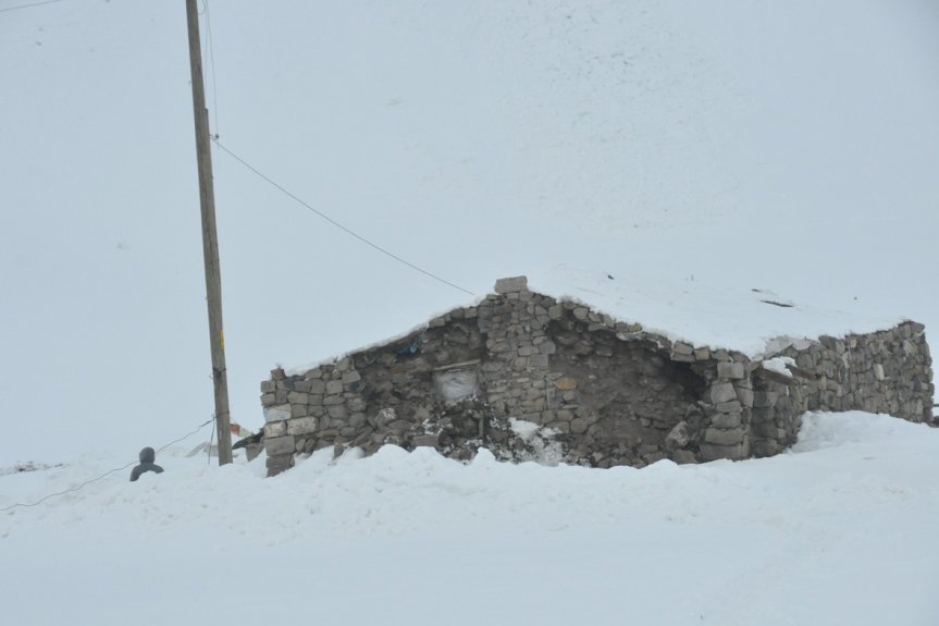 Ağrı Eleşkirt Çatalpınar'da 4,5 deprem sonrası kar altında yıkılan taş ahır
