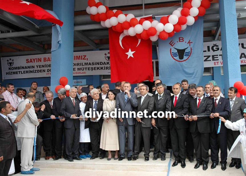 Ağrı Et ve Balık Kurumu açılış töreninde Recep Tayyip Erdoğan kalabalık protokol ve davetliler yer alıyor