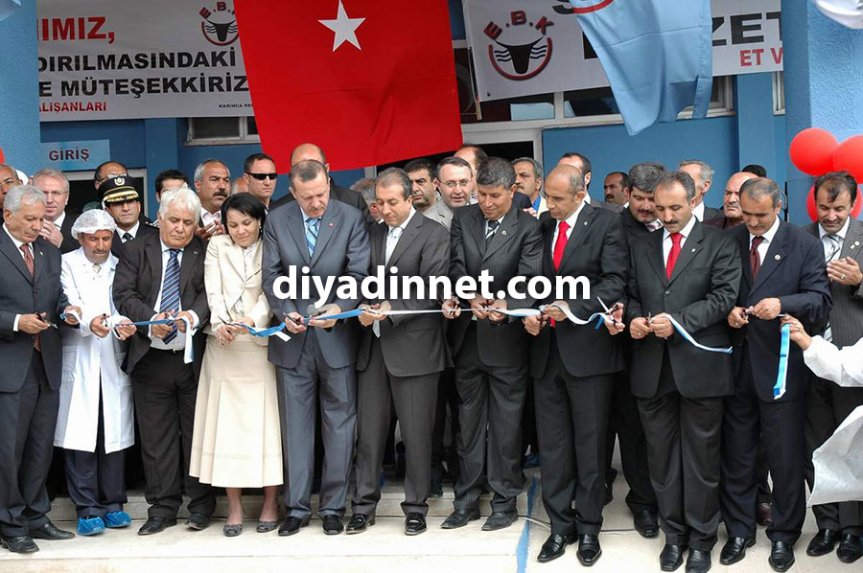 Ağrı Et Kombinası açılışında Başbakan Recep Tayyip Erdoğan ve protokol üyeleri mavi kurdeleyi kesiyor