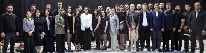 Ağrı Halk Eğitimi Merkezi Türk Halk Müziği Korosu konser sonrası hatıra fotoğrafı