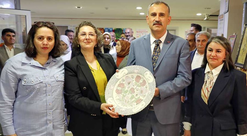Ağrı Halk Eğitimi Merkezi sergisinde el sanatı ürününün Önder Bozkurt ile Betül Bozkurt'a tanıtılması 