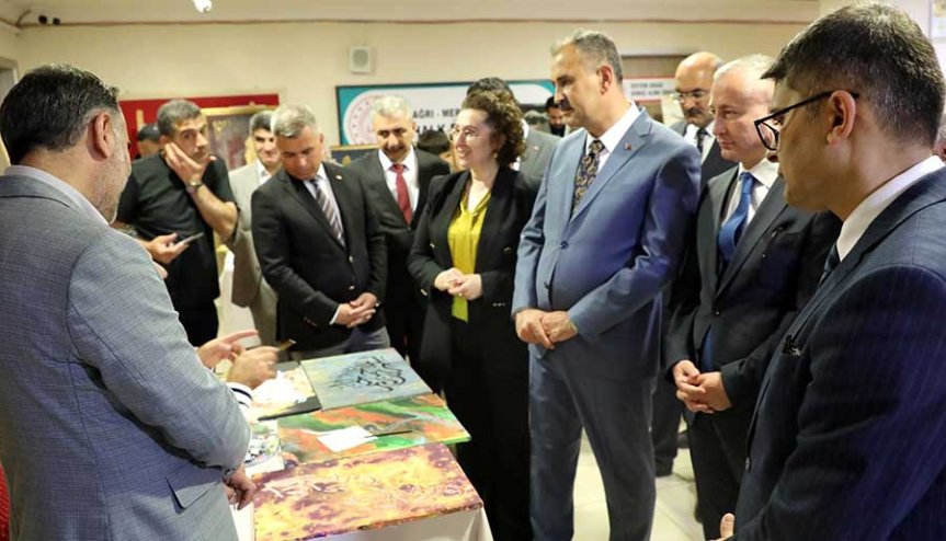 Protokol üyelerinin Ağrı Halk Eğitimi Merkezi kursiyer eserleri sergisini gezmesi
