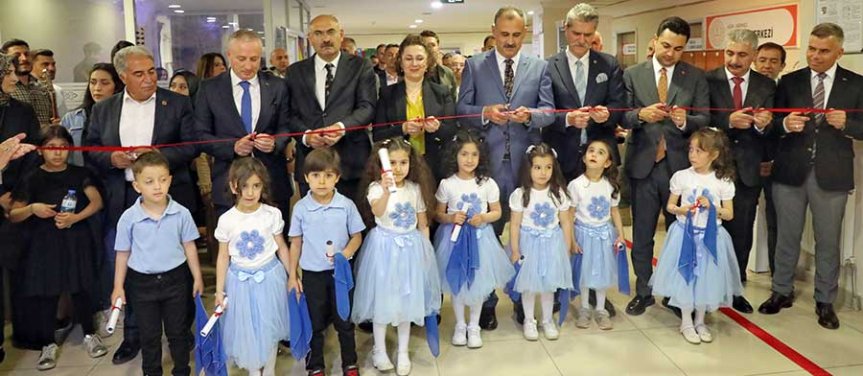 Ağrı Halk Eğitimi Merkezi sergisinde protokolün kurdele keserek açılış yapması