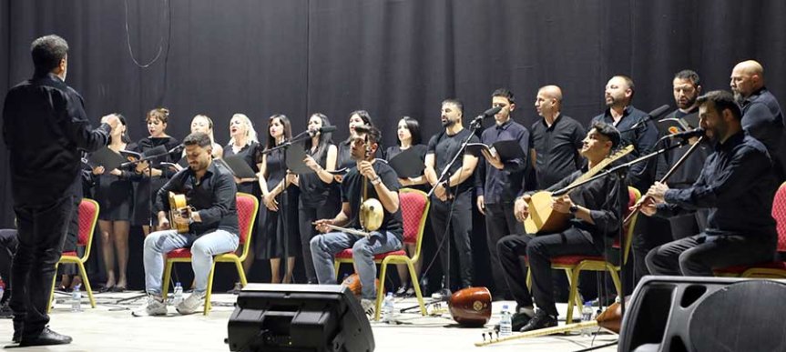 Ağrı Halk Eğitimi Merkezi Türk Halk Müziği Korosu sahnede konser verdi