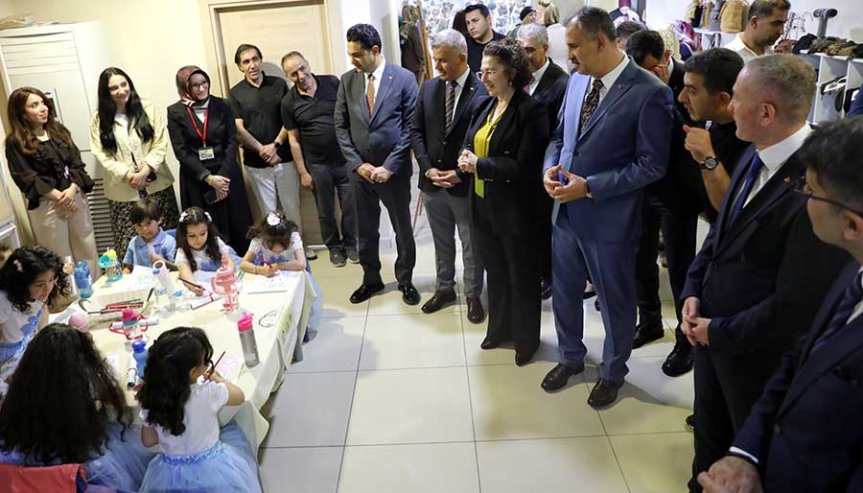 Ağrı Hayat Boyu Öğrenme Şenlikleri'nde çocukların etkinlik alanında çalışması