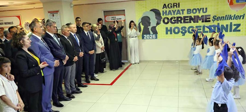 Ağrı Halk Eğitimi Merkezi'nde öğrencilerin şenlik kapsamında gösteri sunması