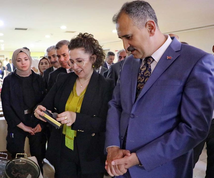Ağrı Hayat Boyu Öğrenme sergisinde Önder Bozkurt, Betül Bozkurt el emeği ürünlerin incelenmesi