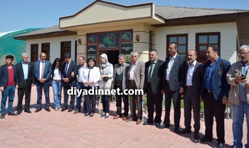 HDP ve DBP temsilcileri Ağrı'daki basın buluşması sonrası toplu fotoğraf çektirdi