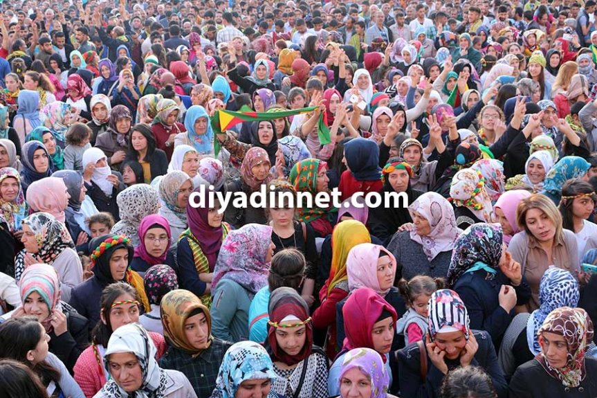 Ağrı'da HDP seçim kutlamasına katılan vatandaşlar zafer işareti yaptı