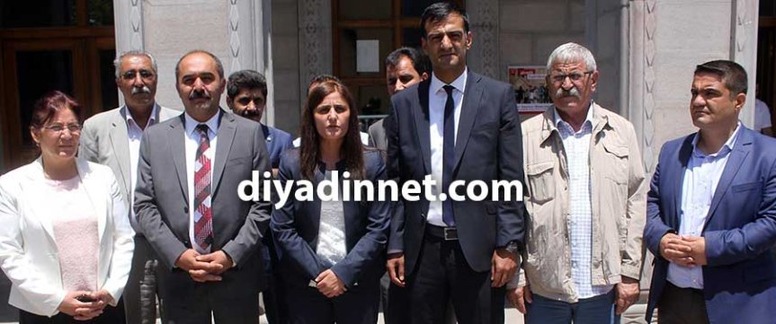 Ağrı HDP milletvekilleri mazbata sonrası adliye önünde basın açıklaması için toplandı